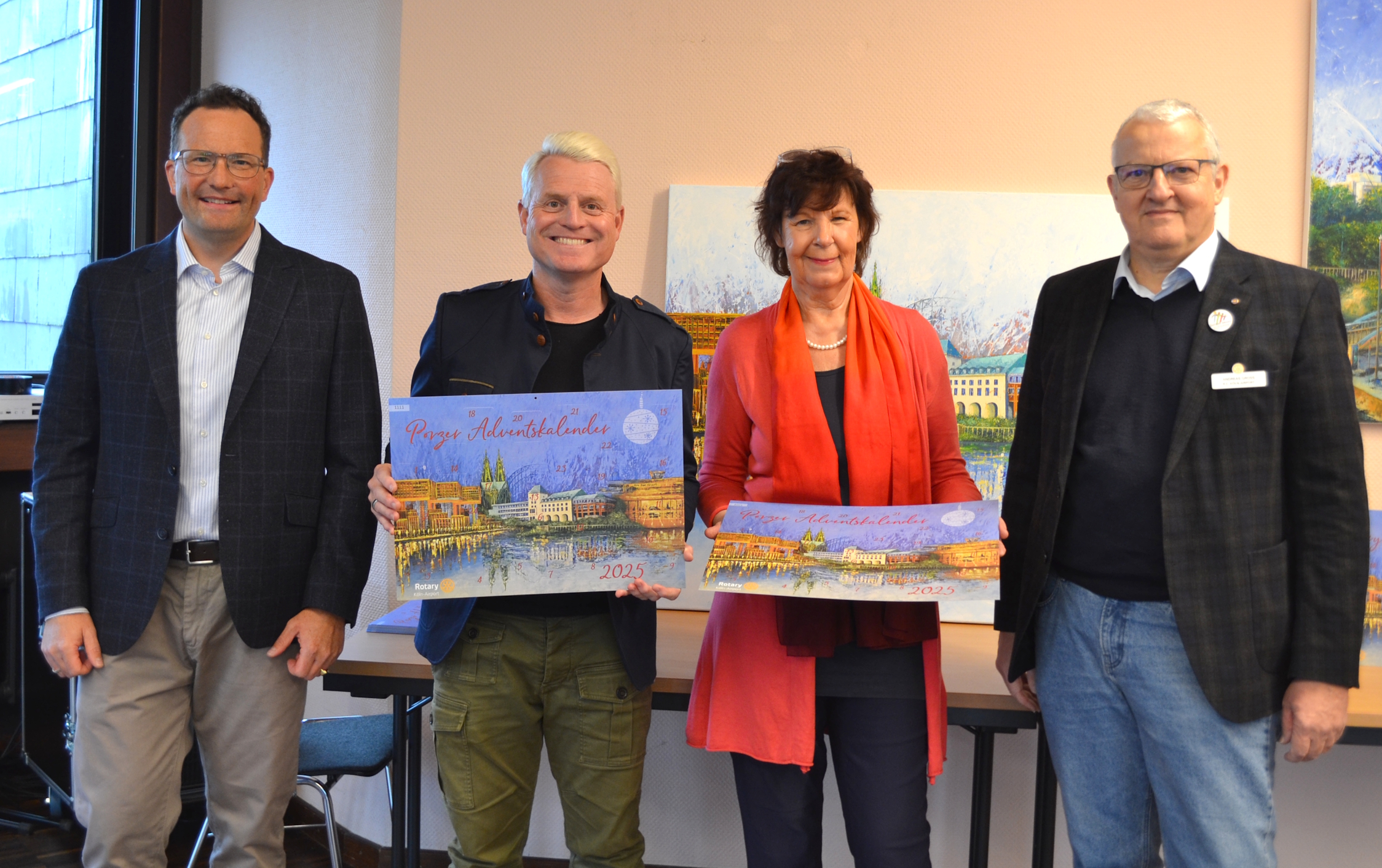 Noch-Bezirksbrgermeisterin Sabine Stiller und Moderator und Entertainer Guido Cantz sind die Schirmleute des Kalenders. Neben ihnen die Rotarier Oliver Bergius (l.) und Andreas Gro (r.). Foto: Gllnitz